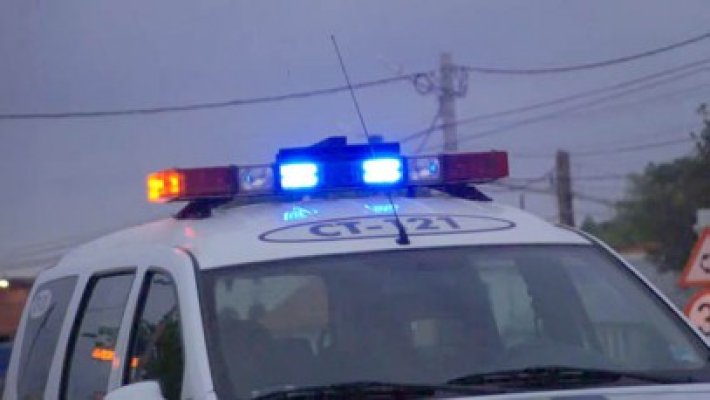 A pierdut controlul maşinii, a lovit o femeie şi s-a oprit în stâlp